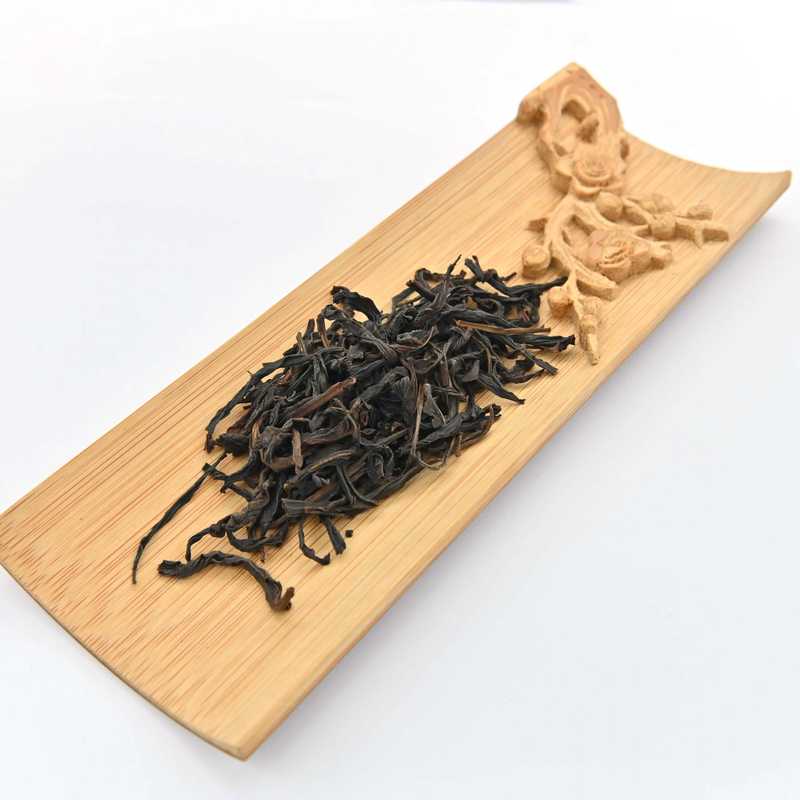 Osmanthus Phoenix Oolong in a scoop